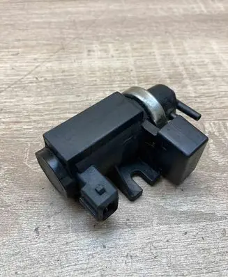 BMW 5 E39 Turbo solenoid valve 2247906