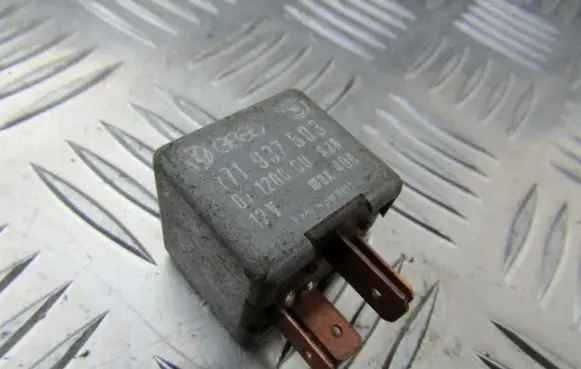 Volkswagen Golf III Other relay 171937503