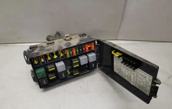 Ford Focus Fuse module 2M5T14A076AB 98AG14A142AD