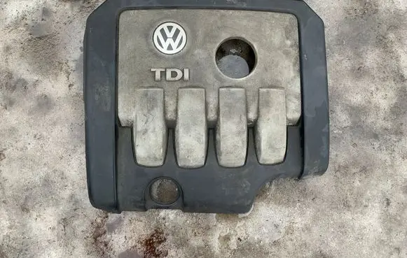 Volkswagen PASSAT B6 Engine cover (trim) 03G103925BP