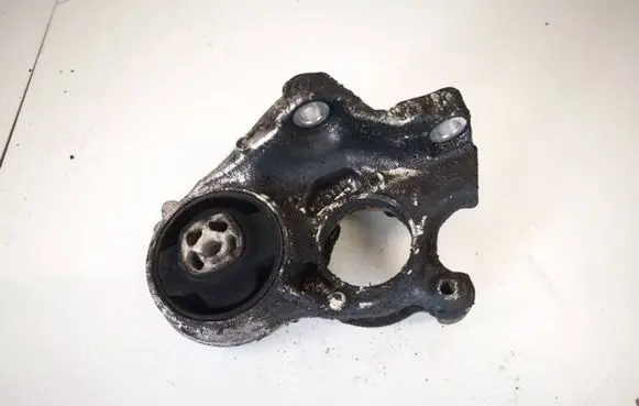 Honda CR-V Engine mount bracket
