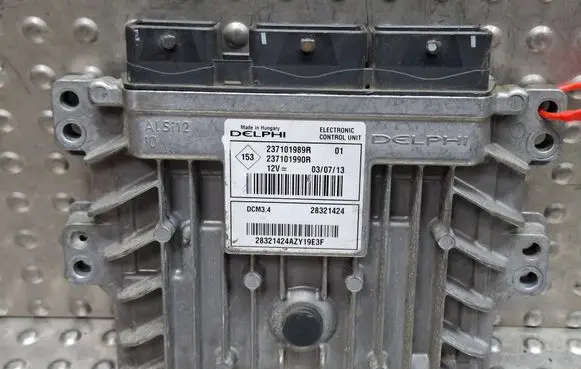 Renault Clio III Engine control unit/module S26282039 237101989R 237101990R