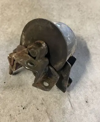 Nissan Primera Engine mount bracket