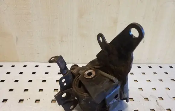 Toyota Corolla Verso AR10 Engine mount bracket