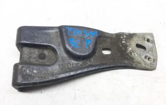 Volkswagen PASSAT B6 Fender mounting bracket 3C0821142