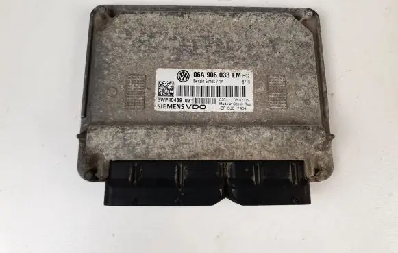 Volkswagen Jetta V Engine control unit/module 06A906033EM