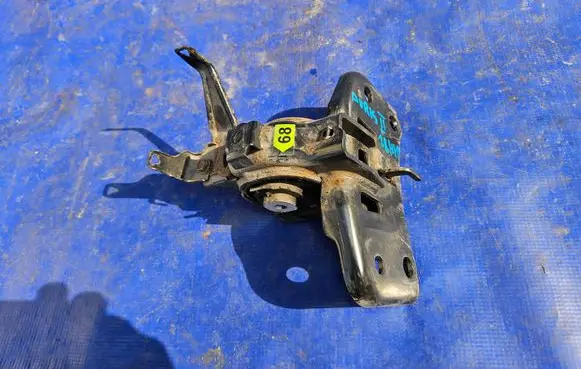 Engine mount vacuum valve