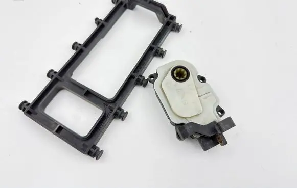 Porsche Cayenne (92A) Radiator active air flap actuator 7P5121683 7P5121693