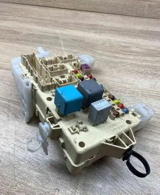 Toyota Corolla Verso E121 Fuse module 892210F010