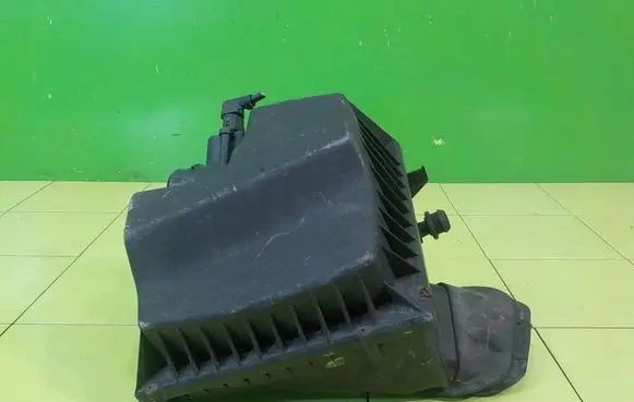 Opel Astra J Air filter box 