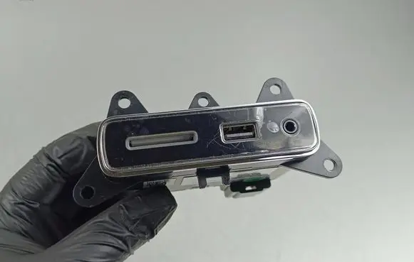Maserati Levante USB control unit 670104961 3270 0020010054