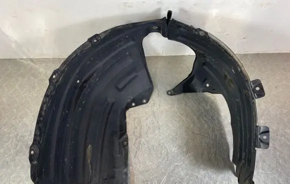 Front wheel arch liner splash guards