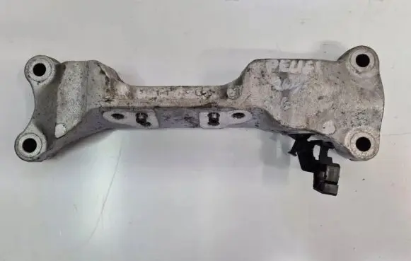 Peugeot 207 Engine mount bracket