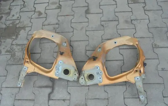 Headlight/headlamp mounting bracket