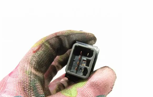 KIA Carens II Seat heating switch Nėra