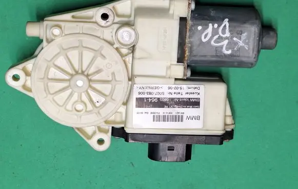 BMW X3 E83 Front door window regulator motor 69259641