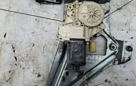 Mercedes-Benz Sprinter W906 Front door window regulator motor 0068205442 A0068205442