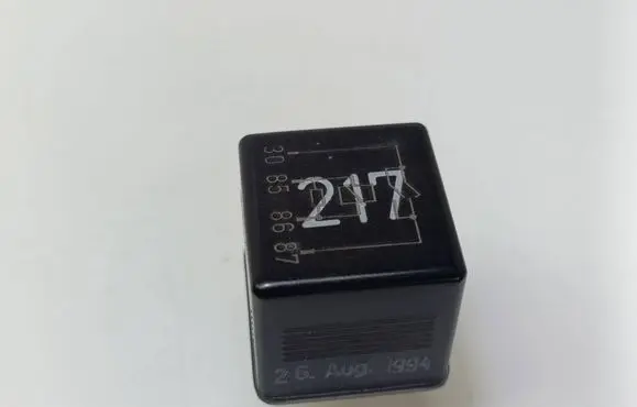 Audi A6 S6 C4 4A Other relay 443951253S
