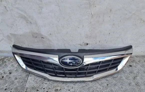 Subaru Impreza III Front bumper upper radiator grill