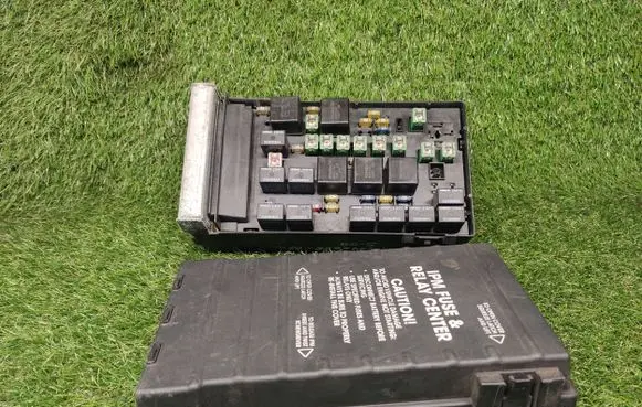 Chrysler Voyager Fuse module 04869001AJ 04869204AM