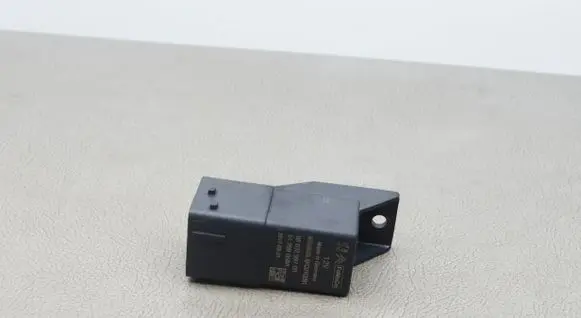 Peugeot 3008 II Glow plug pre-heat relay 9803299780