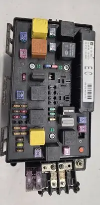 Opel Astra H Fuse module 13181662 5D00866