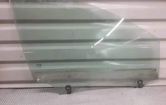 Renault Clio III Front door window glass four-door 