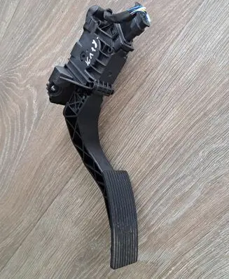 Accelerator throttle pedal