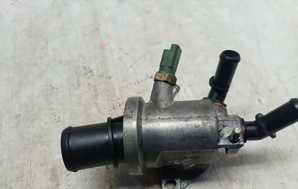 Opel Zafira B Thermostat/thermostat housing