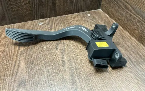 Iveco Daily 4th gen Accelerator throttle pedal 0281002632 504061734