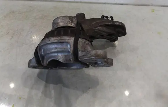 Engine mounting bracket