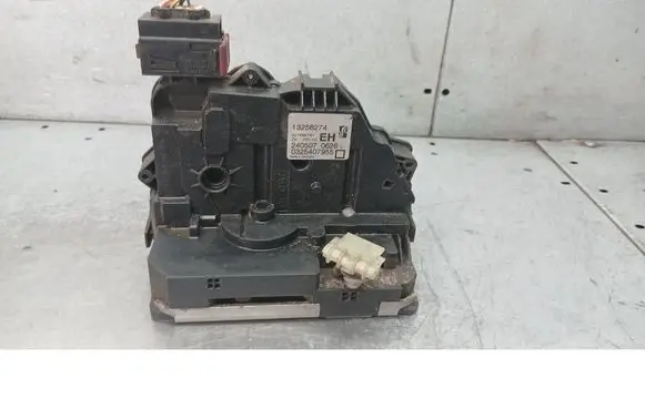 Opel Corsa D Front door lock 13258274