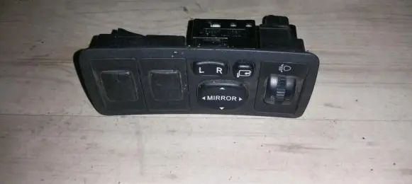 Toyota Avensis T220 Wing mirror switch 183575 84152-05050