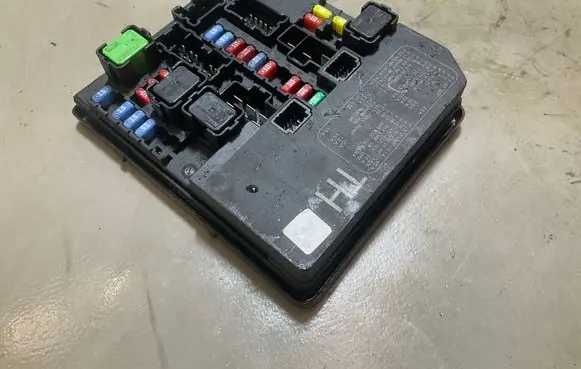 Nissan Juke I F15 Comfort/convenience module 301100190