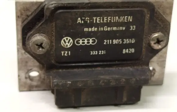 Audi 80 90 B3 Ignition amplifier control unit 211905351D