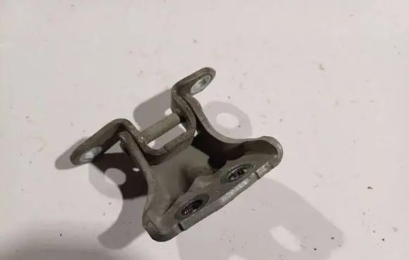 Nissan Note (E11) Rear door lower hinge