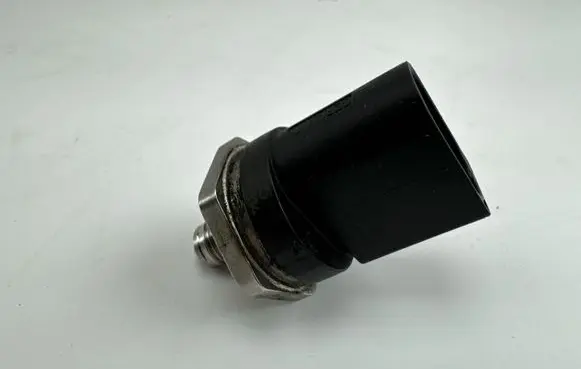 Volkswagen Golf VI Fuel pressure sensor 06J906051B