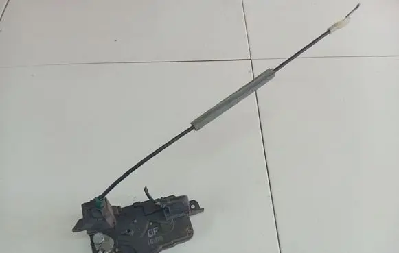 Opel Zafira B Front door lock 13210748