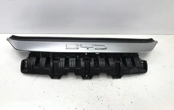 Front bumper splitter molding