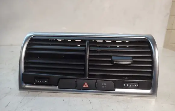 Audi Q7 4L Dash center air vent grill 4L0820951