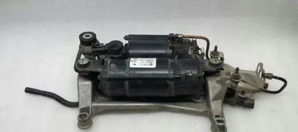 Volkswagen Touareg I Air suspension compressor/pump 7L0616006D