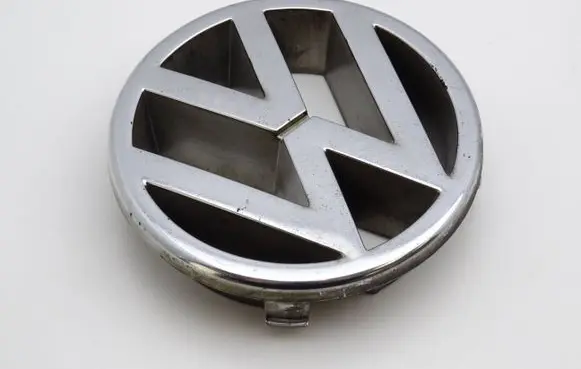 Volkswagen PASSAT B4 Manufacturer badge logo/emblem 321853601B