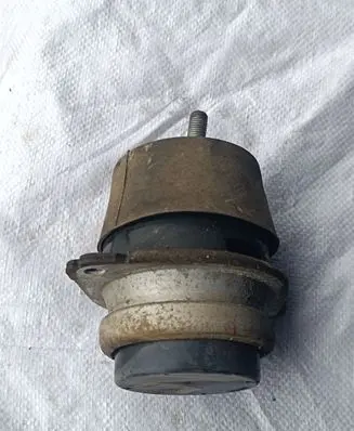 Volkswagen Touareg I Engine mount bracket 7L8199131A