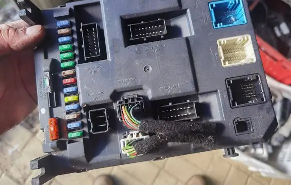 Peugeot 207 Fuse module 9664983480 S0US8Z0Z L006901N9