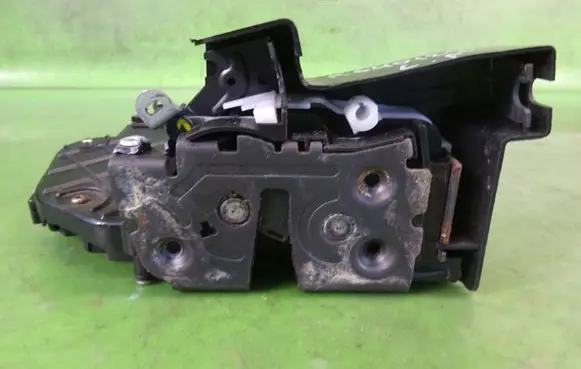 Volvo V50 Front door lock 30699787