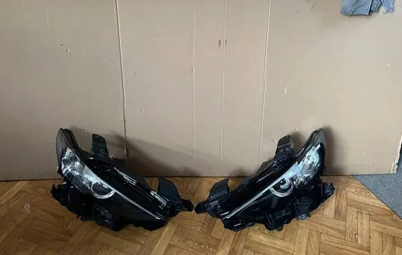 Mazda 3 Headlights/headlamps set B0J867890