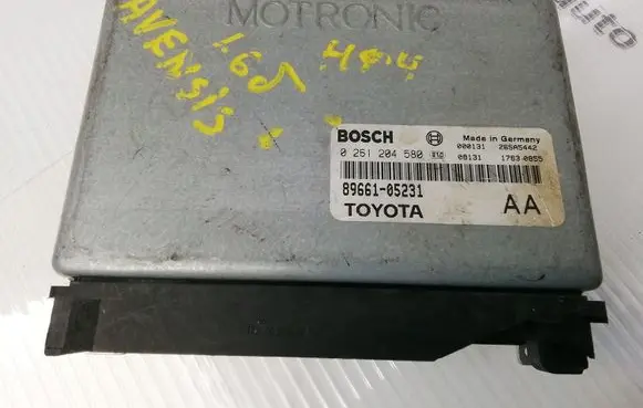Toyota Avensis T250 Engine control unit/module 8966105231 0261204580