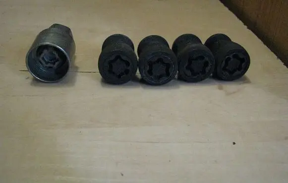Hyundai i30 Anti-theft wheel nuts and lock 