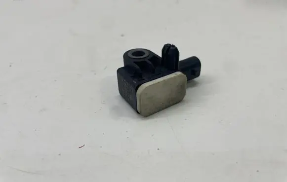 Mercedes-Benz CLA C117 X117 W117 Airbag deployment crash/impact sensor A1668210151