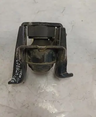 Toyota Corolla Verso E121 Engine mount bracket